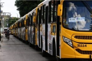 Veículos estacionados na Praça do Sol, em Periperi. Crédito: Arisson Marinho/ CORREIO